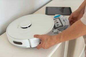 intretinerea si curatarea aspiratorului robot